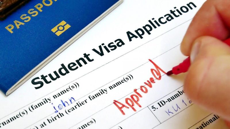 تمدید مجوز اقامت کانادا با تبدیل ویزای تحصیلی به کاری در کانادا