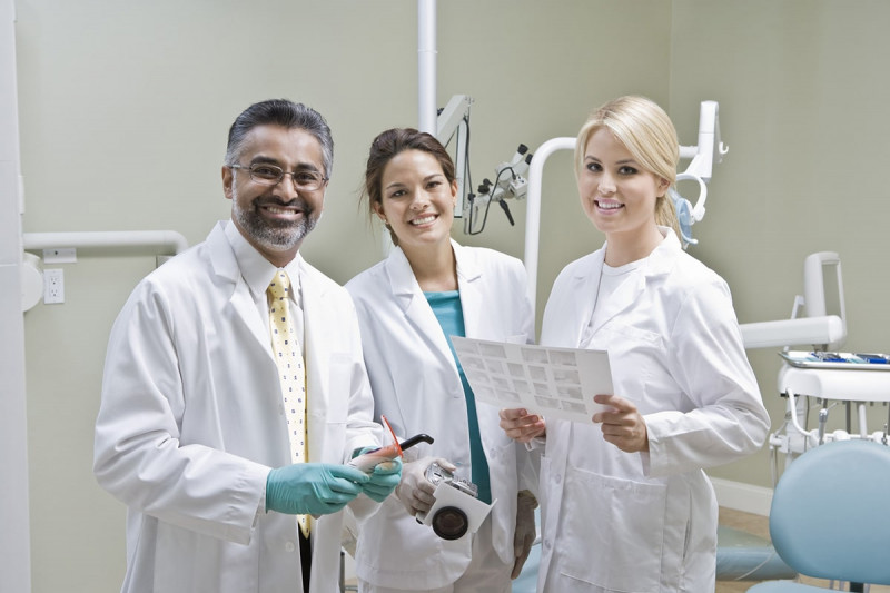 تعدادی از بهترین دندانپزشکان ایرانی در کانادا